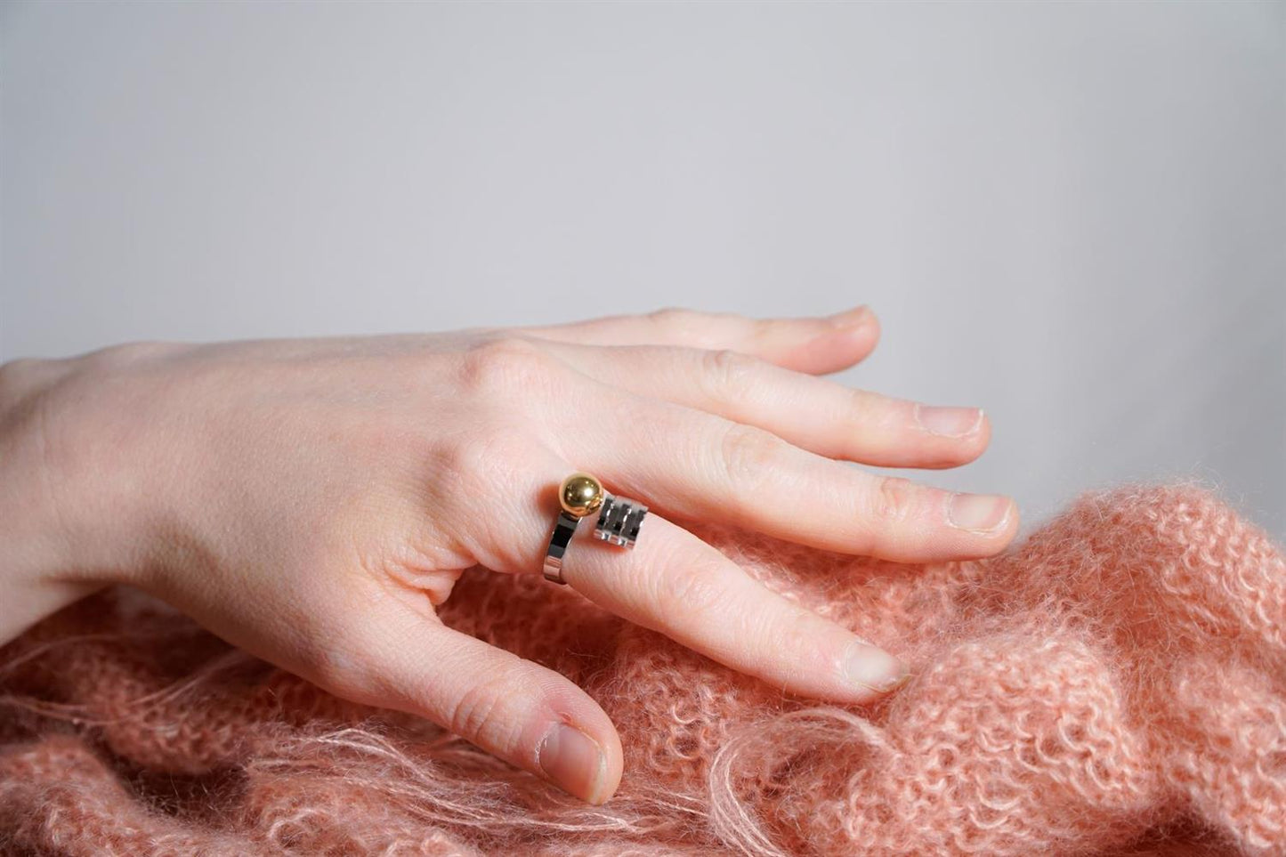 My Pearl GLOBE - Yarn Guiding Ring - Small Globe - Silver&Gold - SILFA ehf - Garntopia