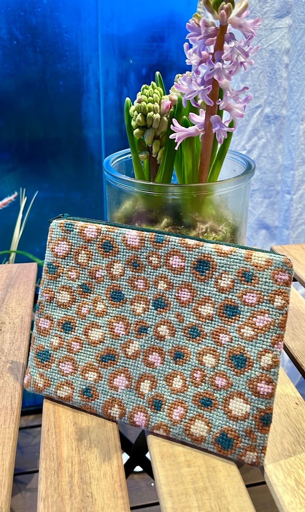 2033-1 Crazy Leo - clutch 16,5x21,5 cm - grøn - PompStitch - Garntopia