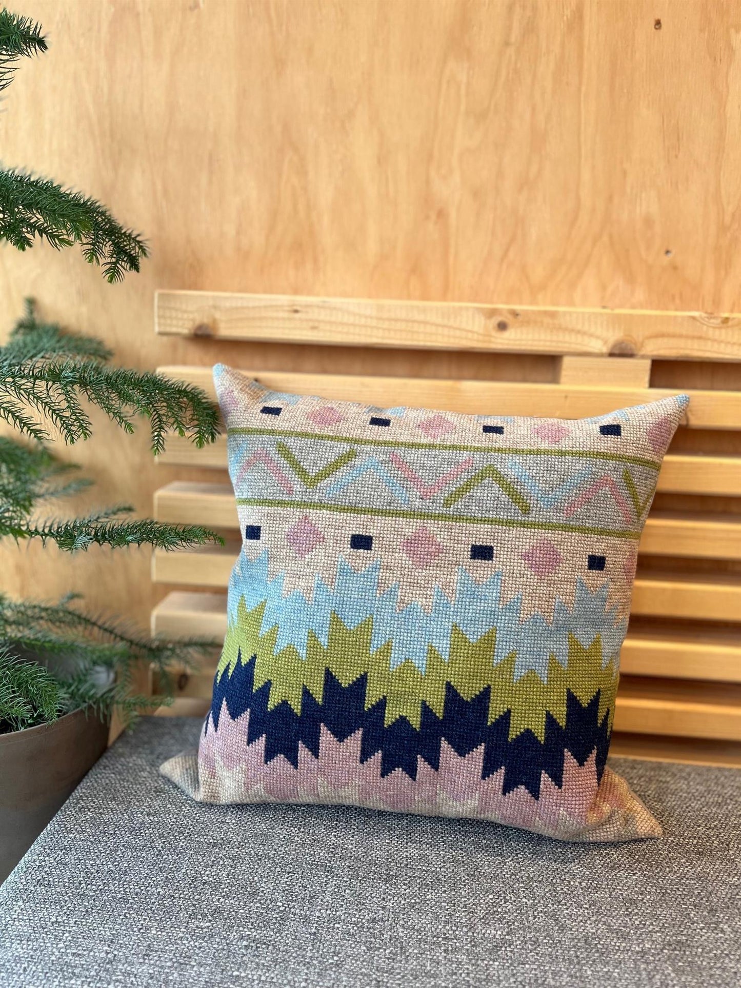 2034-2 Looks Like Kelim - pute 39x39 cm - PompStitch - Garntopia