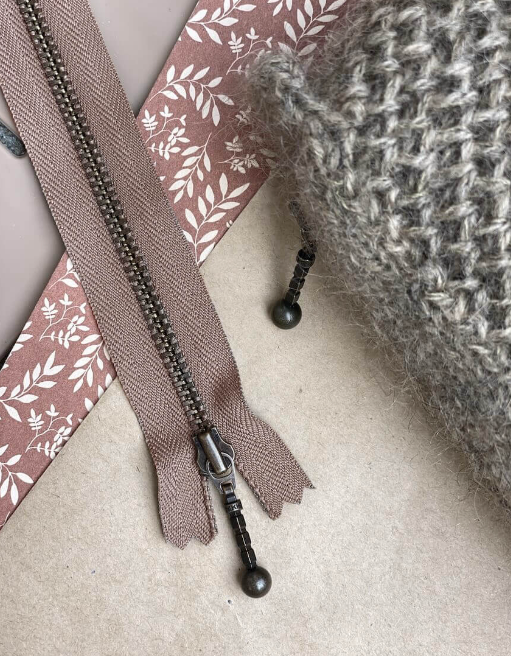 Glidelås 28 cm - Hasselnøtt - PetiteKnit - Garntopia