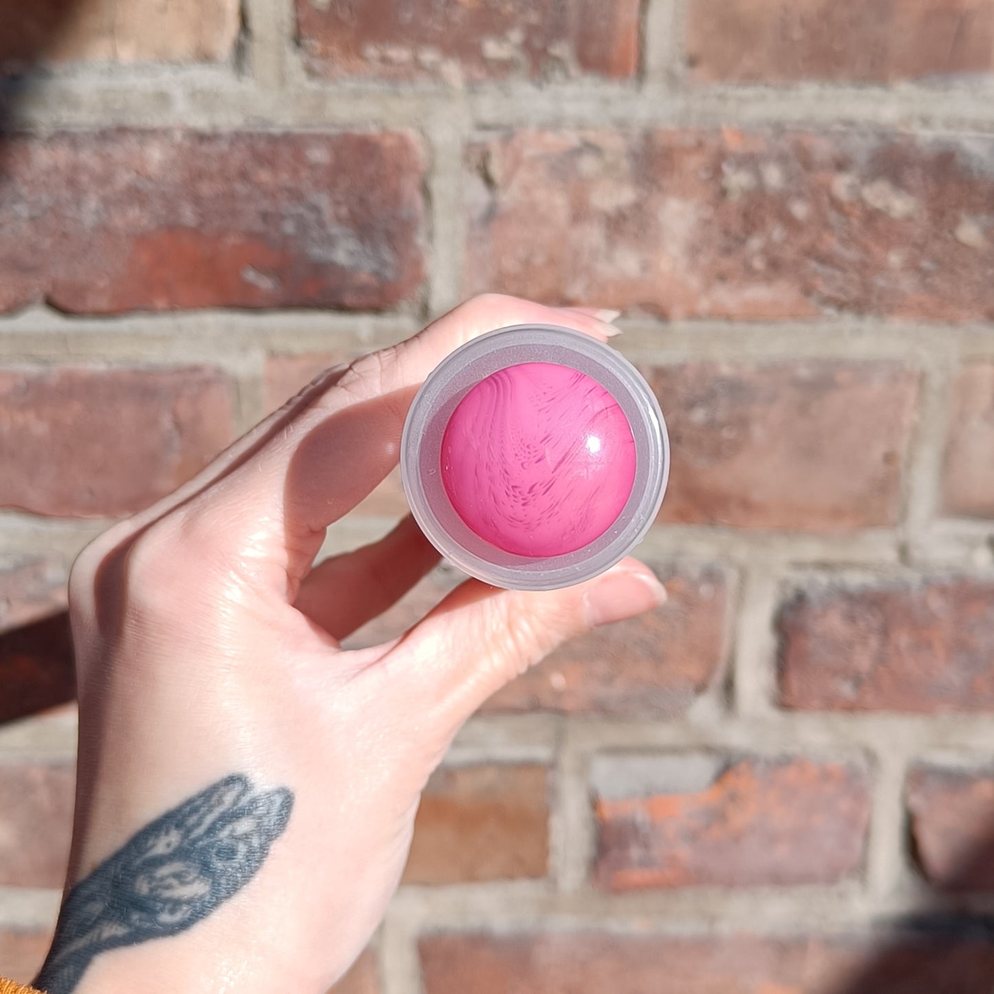 Stor Plastknapp  Pink - 25 mm - Villy Jensen - Garntopia