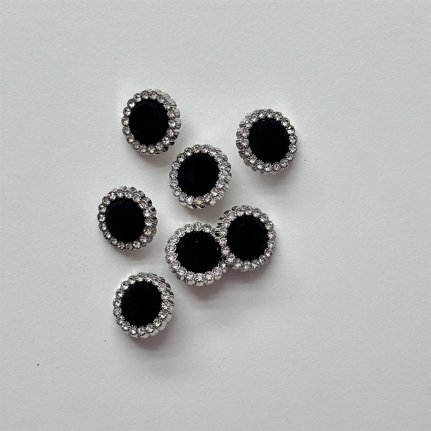 Strassknapp m/sort fløyel - 18 mm - Hjelmtvedt - Garntopia