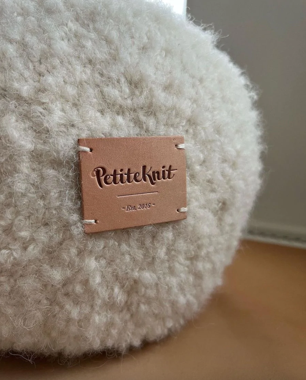 "PetiteKnit"-lærlabel - PetiteKnit - Garntopia