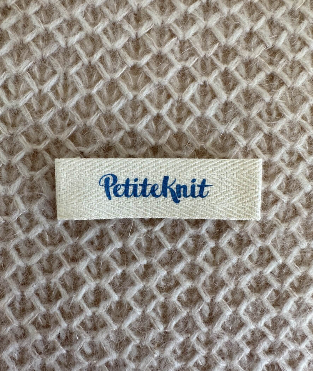 "PETITEKNIT"-LABEL Electric Blue - PetiteKnit - Garntopia