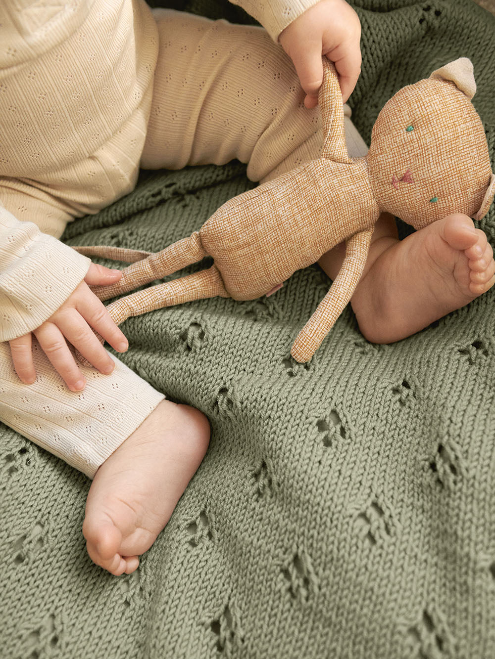 2406 - Babytepper - Nr. 5  KLØVERTEPPE - Sandnes garn - Garntopia