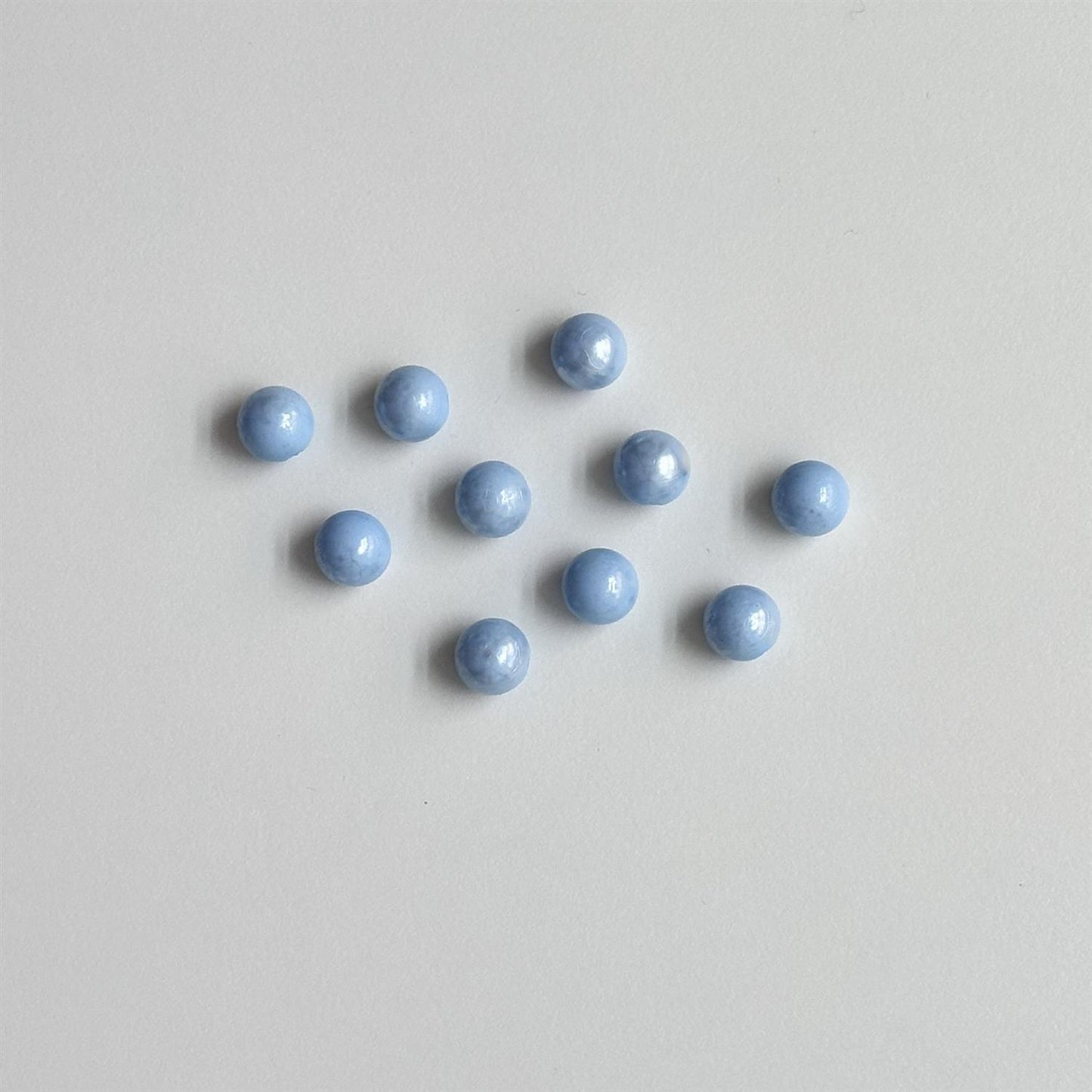 Rund perleknapp i plast - lys blå- 10 mm - Hjelmtvedt - Garntopia