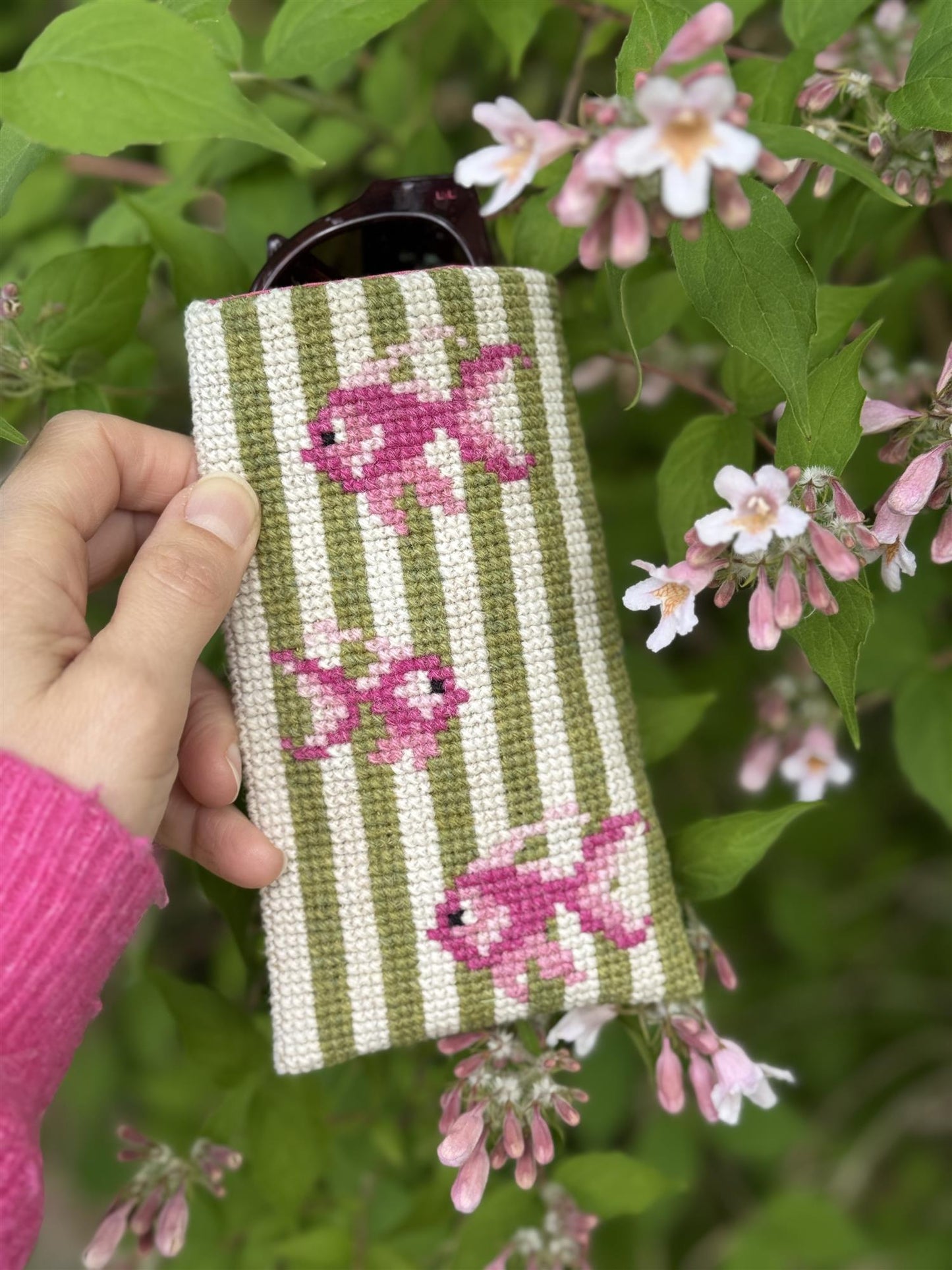 2023-4 Pink Goldfish - brilleetui 8,5x16,5 cm - PompStitch - Garntopia