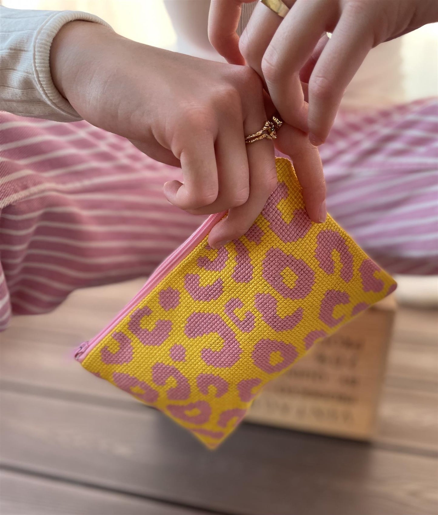 2022-1 My Little Leo - clutch 13x19 cm - gul - PompStitch - Garntopia