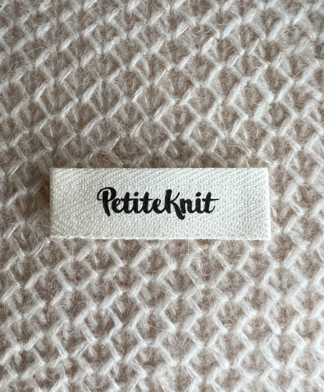 "PETITEKNIT"-LABEL Black - PetiteKnit - Garntopia