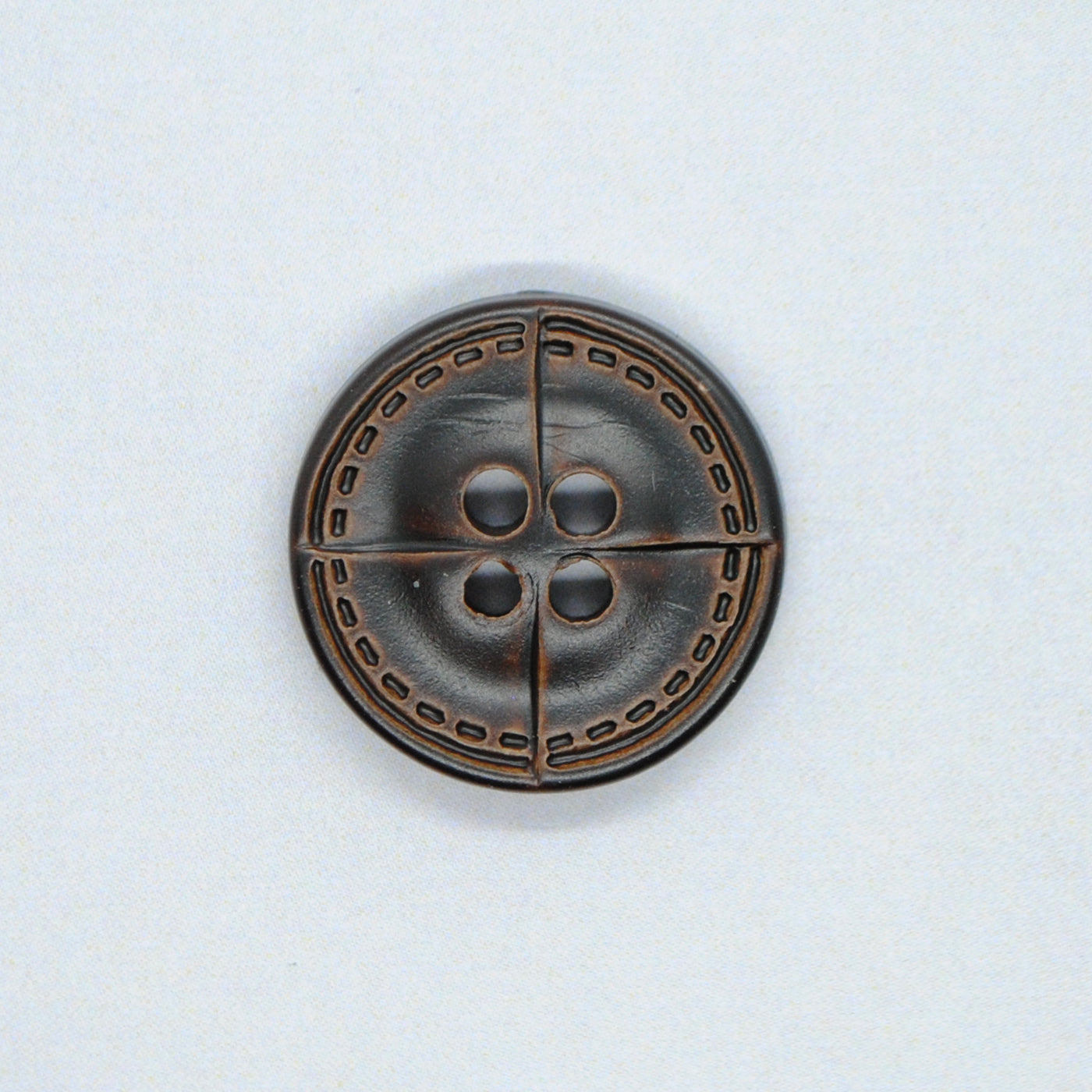 Knapp 4 hull, Mørkebrun - 23 mm - Villy Jensen - Garntopia
