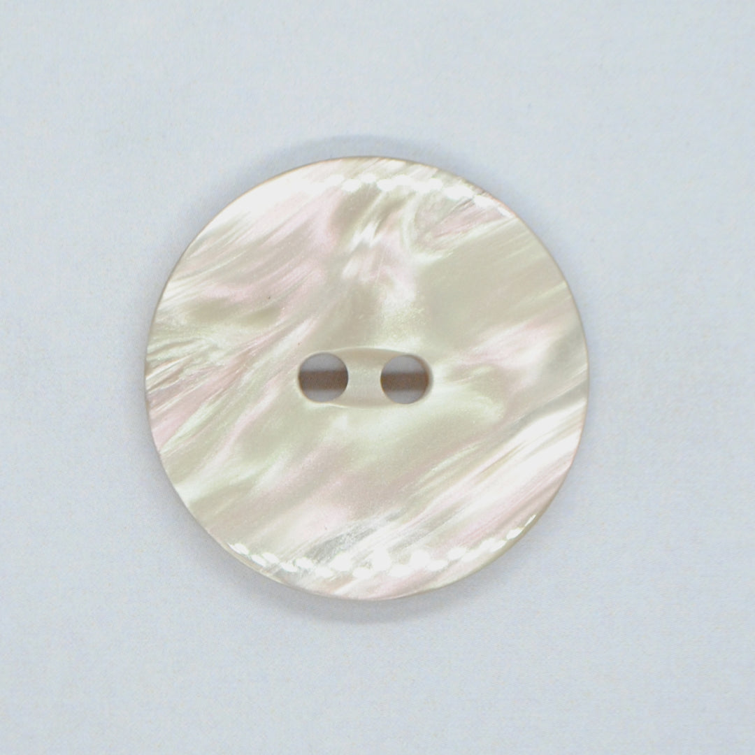 Plastknapp Perlemor Look - Lys - 33,5 mm - Villy Jensen - Garntopia