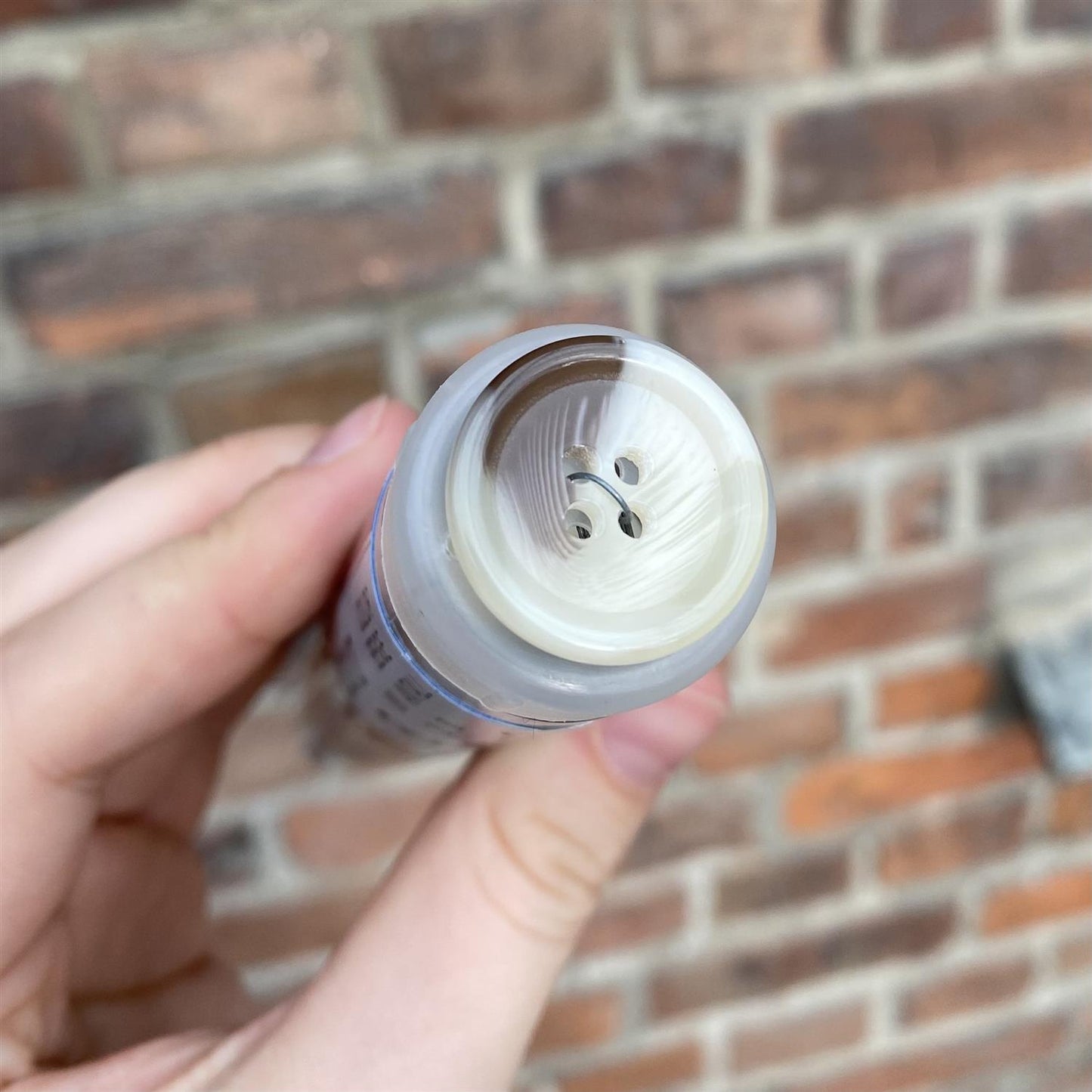 Tortoise knapper, beigemelert - 20 MM - Hjelmtvedt - Garntopia