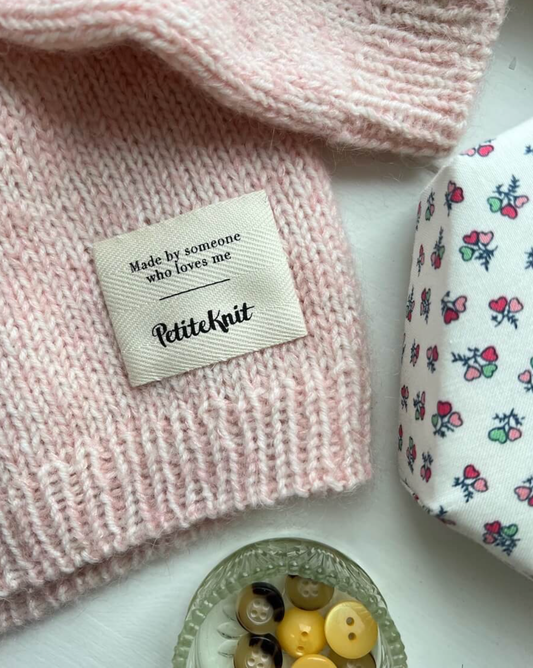 "MADE BY SOMEONE WHO LOVES ME"-LABEL - PetiteKnit - Garntopia
