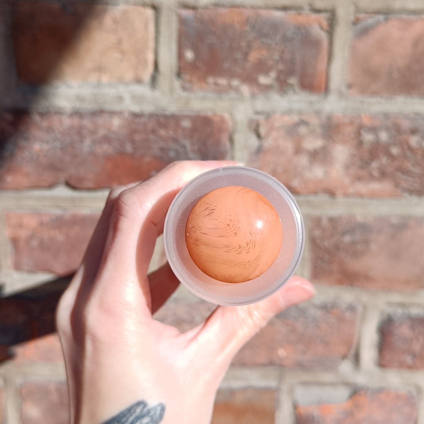 Stor Plastknapp  Brun - 30 mm - Villy Jensen - Garntopia