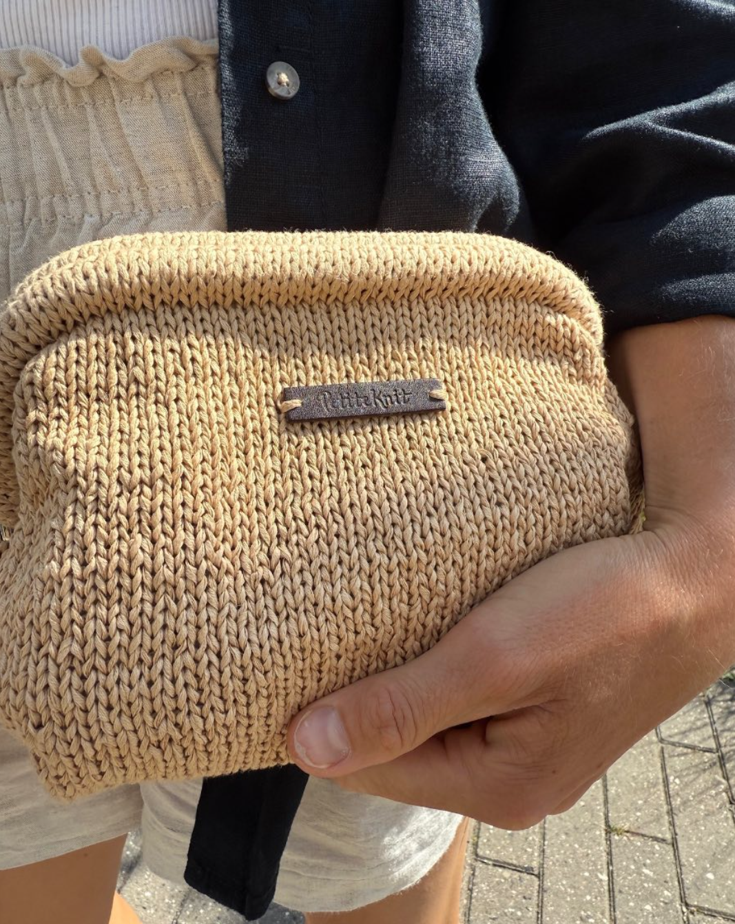 "PetiteKnit"- Mørkebrun - lærlabel - PetiteKnit - Garntopia