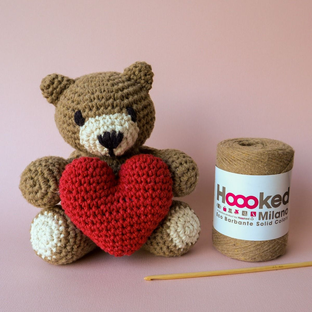 DIY Teddy Bear Heart Heklekit - Hoooked Yarn