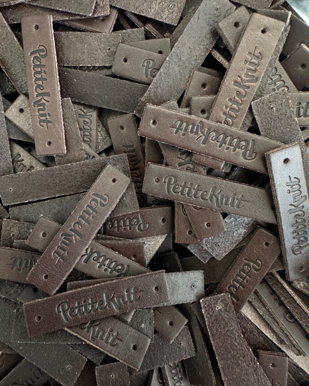 "PetiteKnit"- Mørkebrun - lærlabel - PetiteKnit - Garntopia