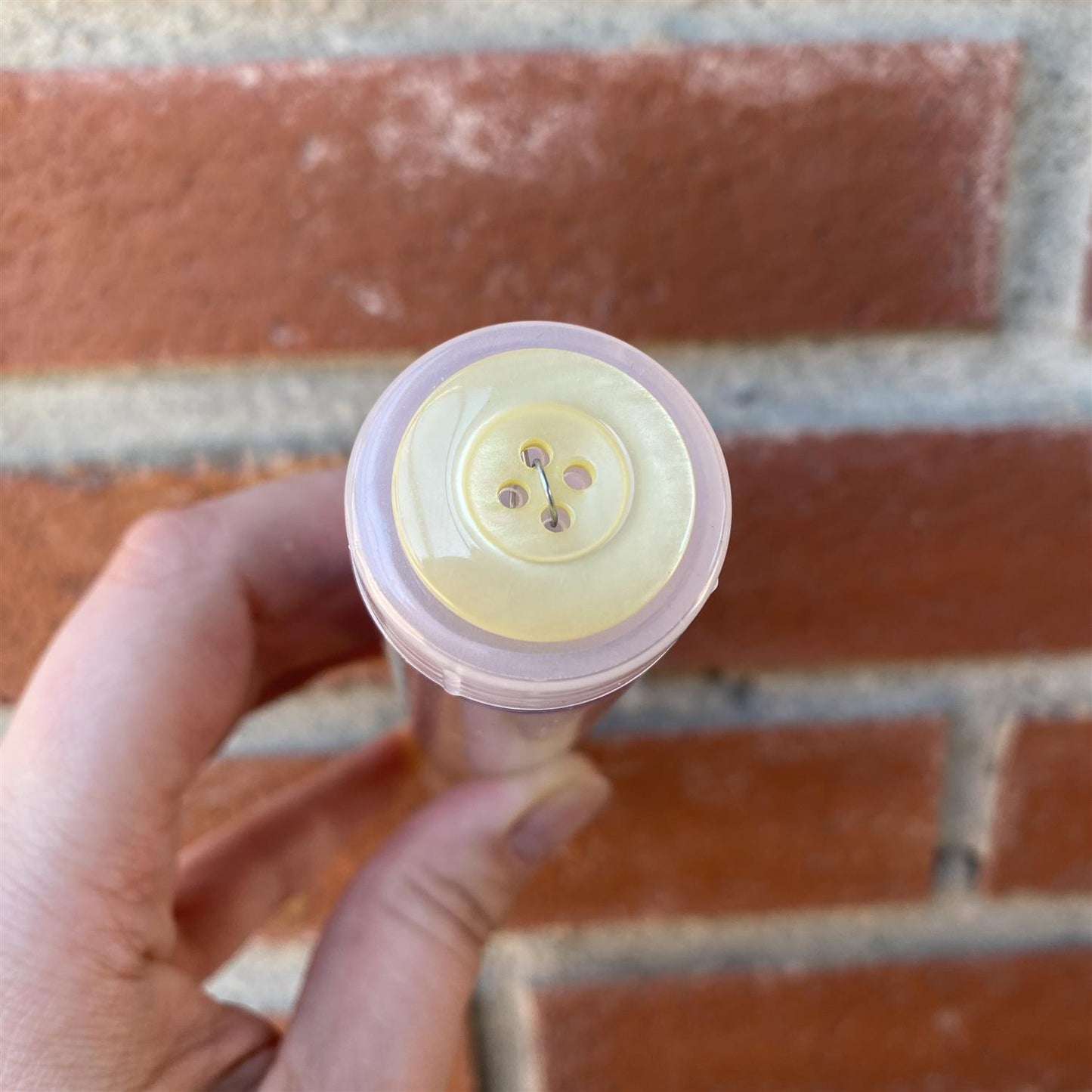 Knapp 2 hull, Pastelgul - 23 mm - Villy Jensen - Garntopia