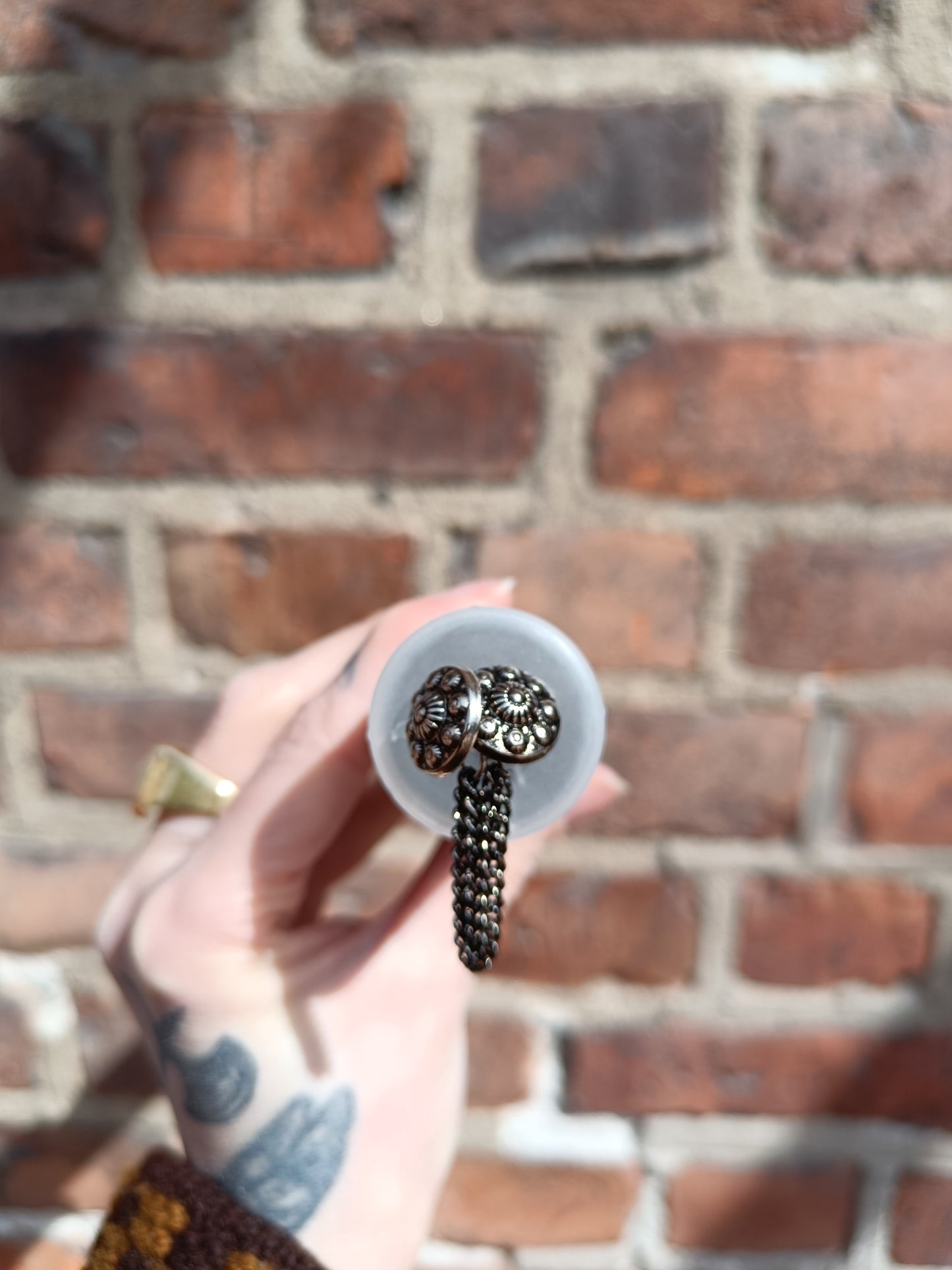 Metallknapp med lenke - 14 mm - Hjelmtvedt - Garntopia