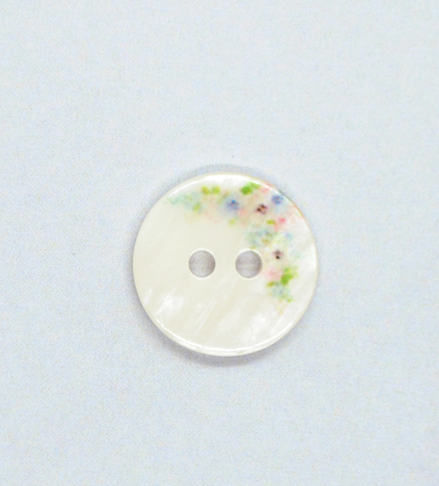 Blomsterknapp med perlemorlook  - 20,5 mm - Villy Jensen - Garntopia