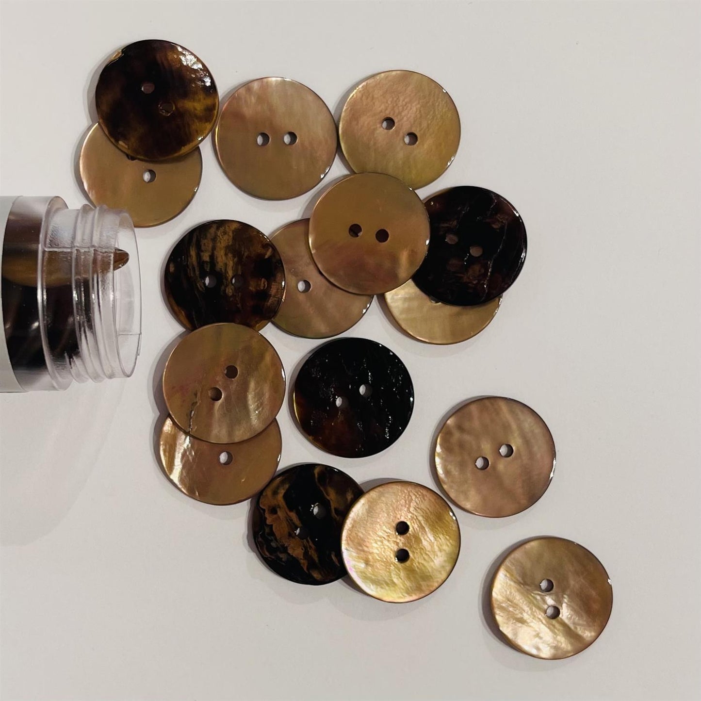 Perlemorknapp Sand - 20 mm - Ukjent - Garntopia