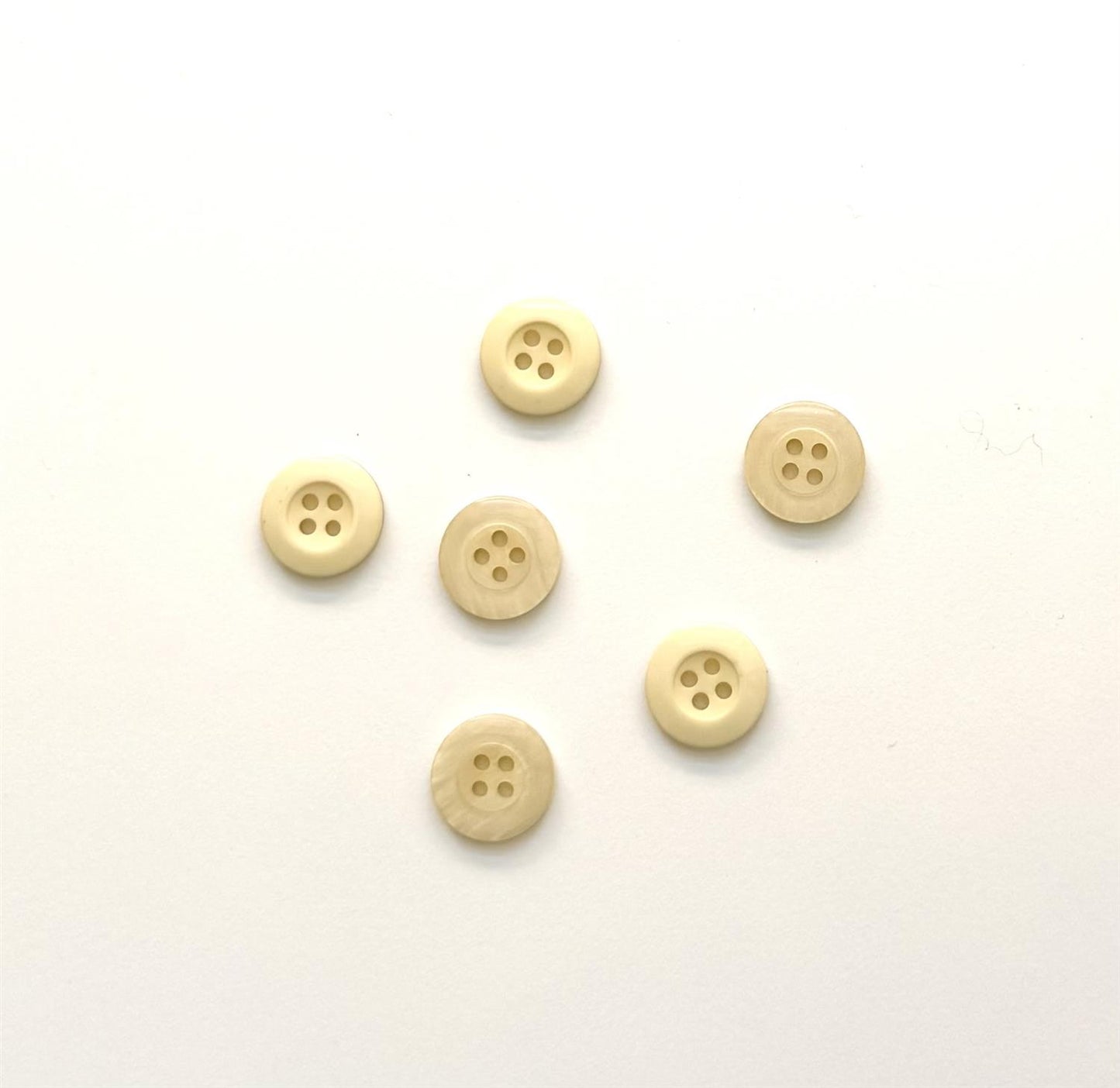 Knapp 2 hull, Pastelgul  - 18 mm - Villy Jensen - Garntopia