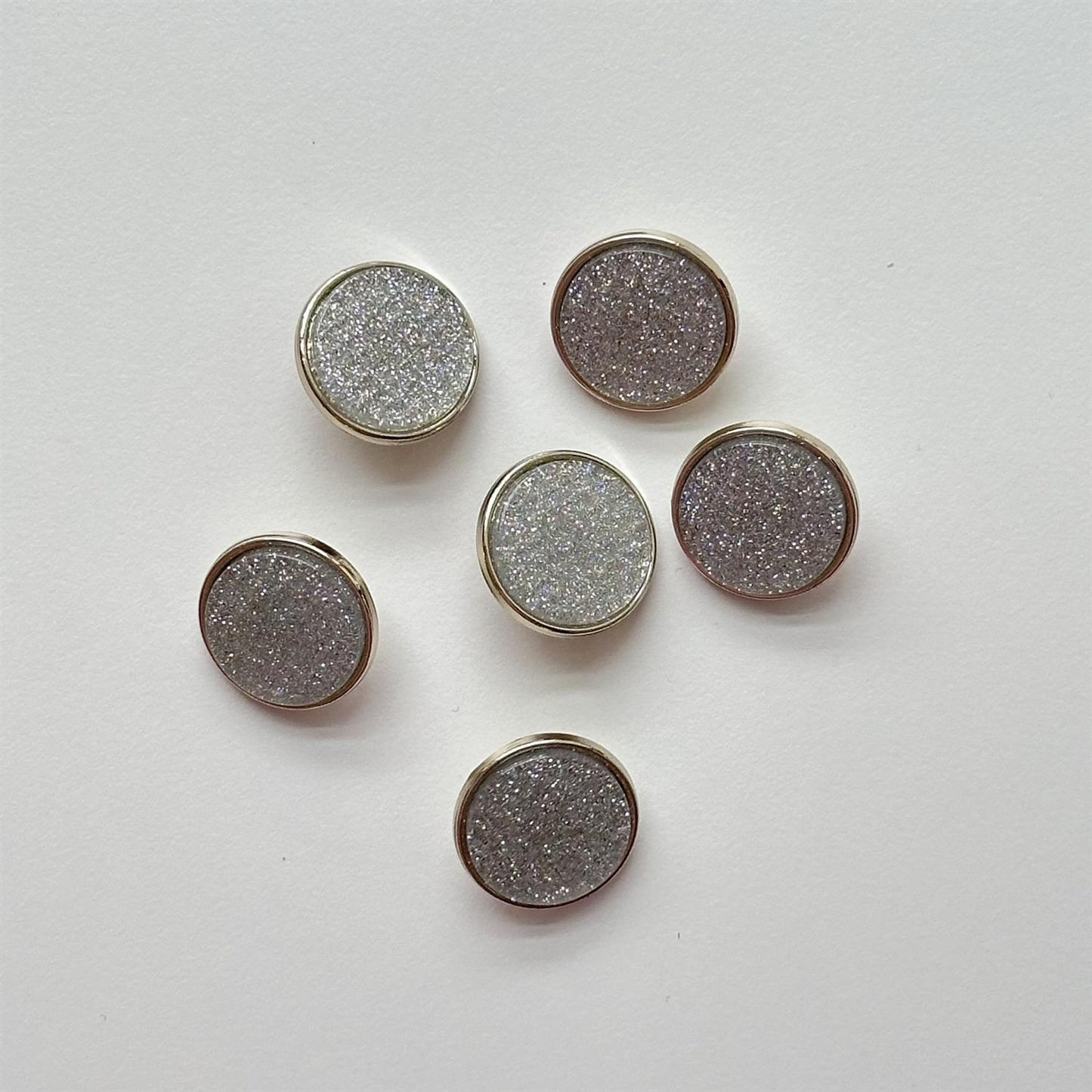 Metallknapp, gull m/glitter - 20 mm - Hjelmtvedt - Garntopia