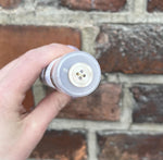 Utfrest knapp i Perlemor - Lys Beige - 15 mm - Ukjent - Garntopia