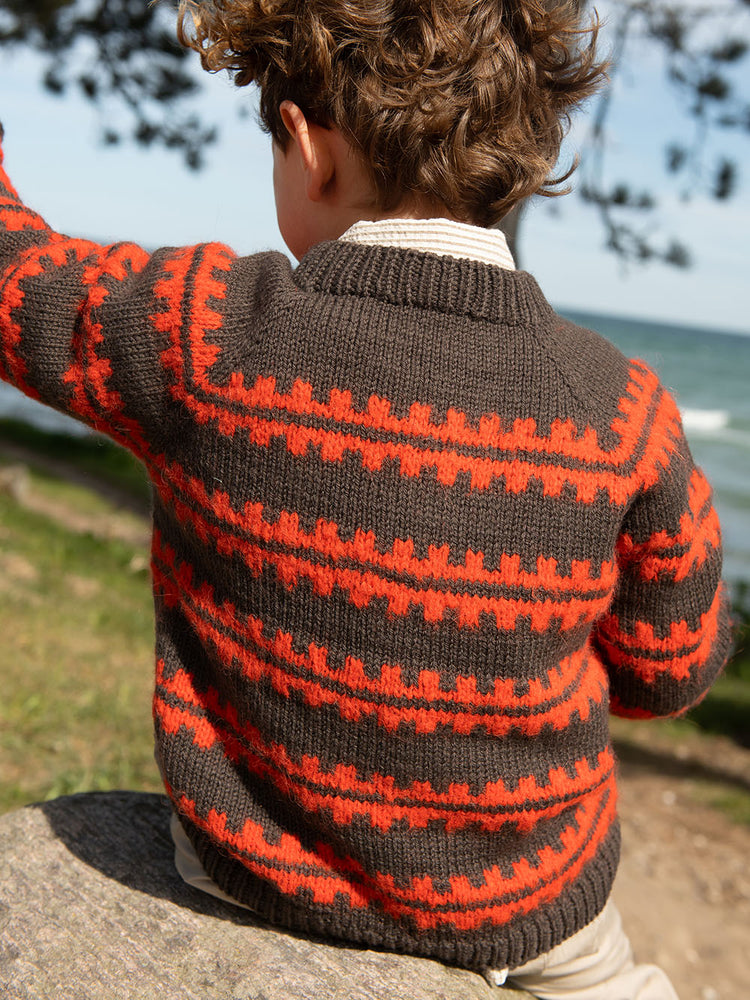2506 - Mykt til barn - Nr. 2  Ridge Sweater Junior - Sandnes garn - Garntopia