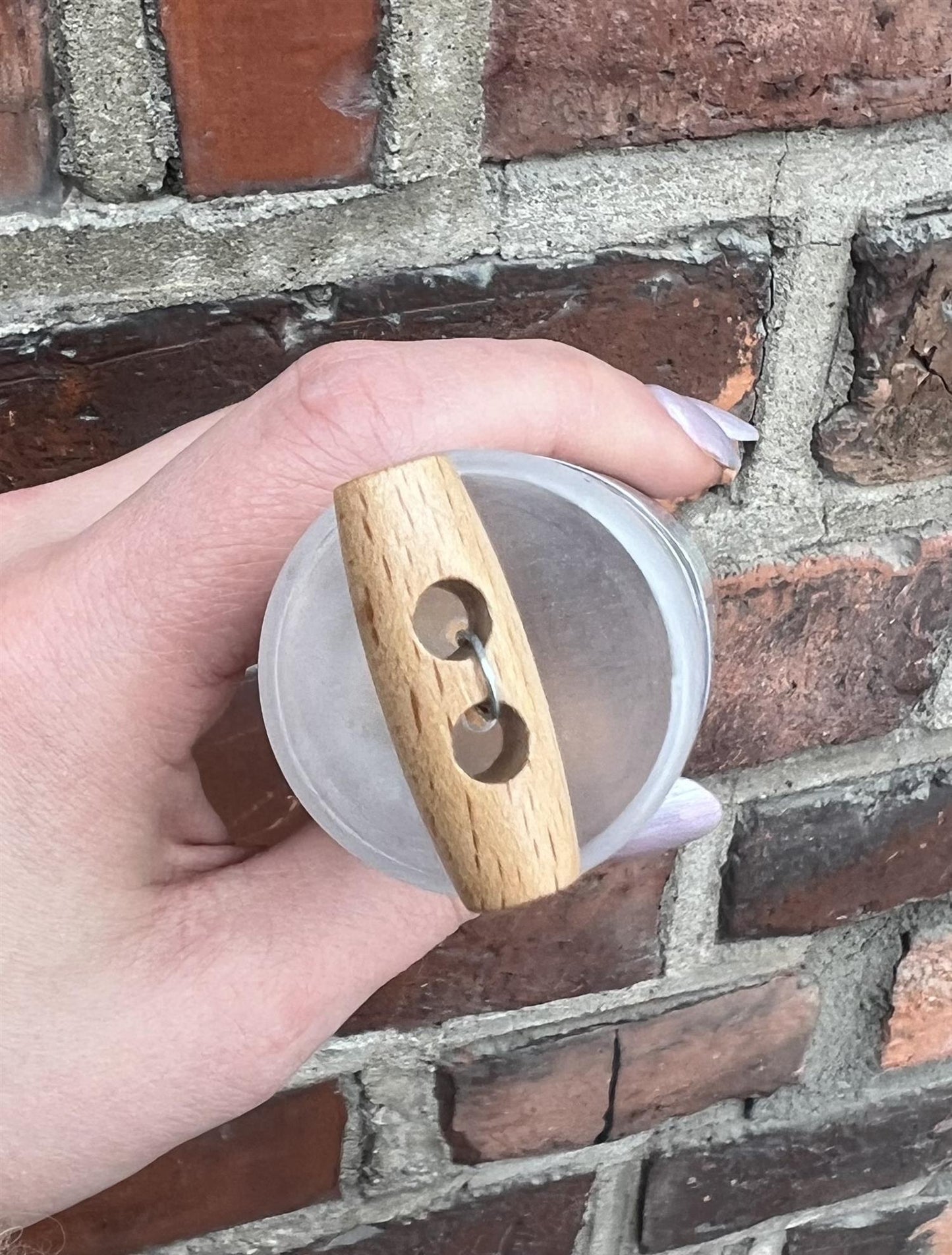 Duffelknapp, tre, lys - 30 mm - Hjelmtvedt - Garntopia