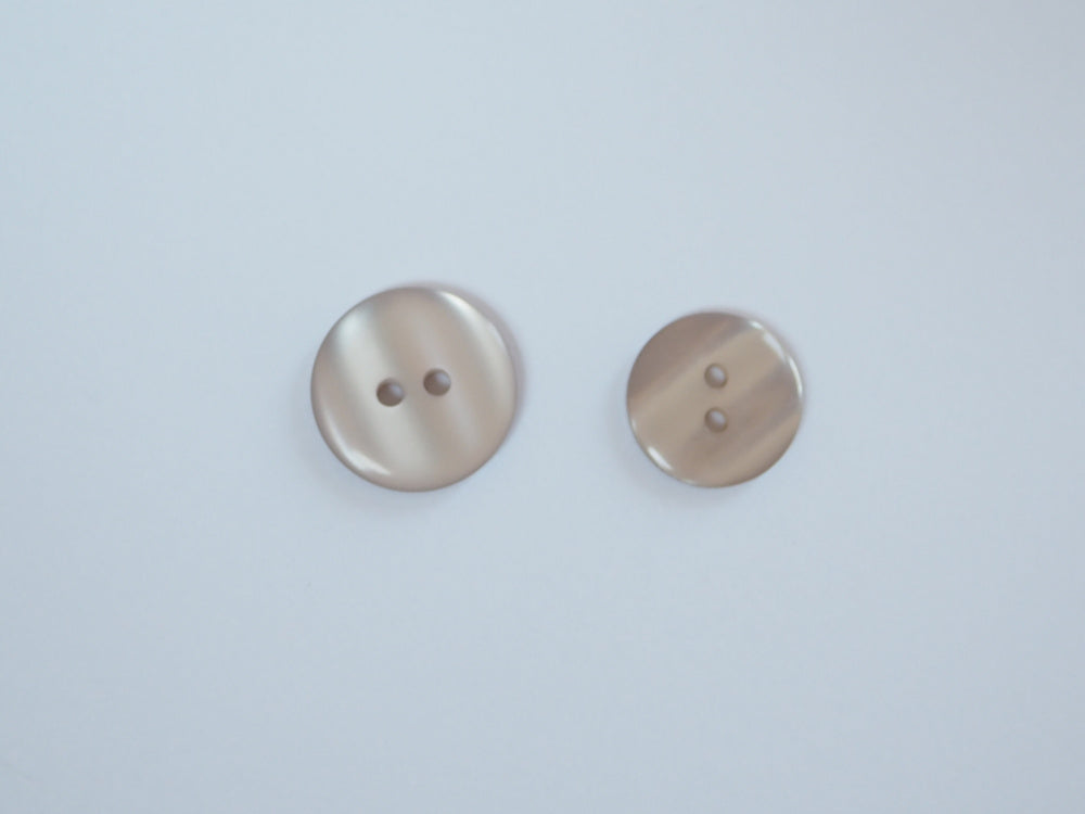 Blanke plastknapper - gråbeige - 13 mm - Hjelmtvedt - Garntopia