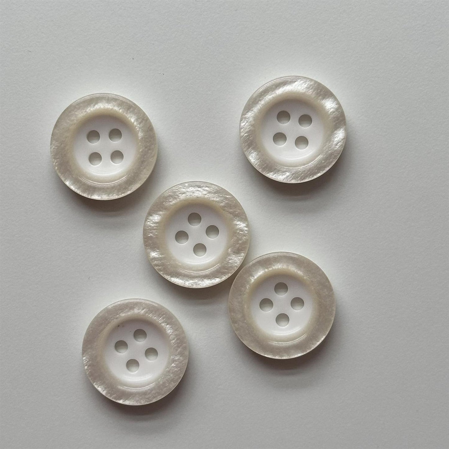 Knapp, offwhite  - 28 mm - Hjelmtvedt - Garntopia