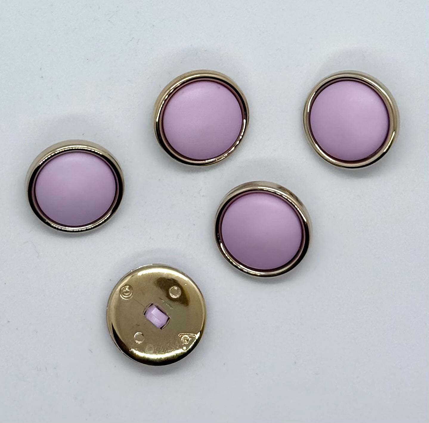 Nylonknapp, lys lilla med gullkant - Matt - 22 mm - NEWOLD COMPANY - Garntopia