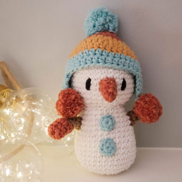 DIY Winter Snowman Jingle Heklekit - Hoooked Yarn