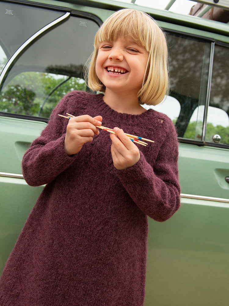 2506 - Mykt til barn - Nr. 8  Sweet Pea Dress Junior - Sandnes garn - Garntopia