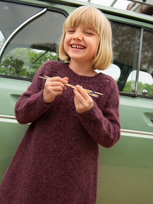 2506 - Mykt til barn - Nr. 8  Sweet Pea Dress Junior - Sandnes garn - Garntopia