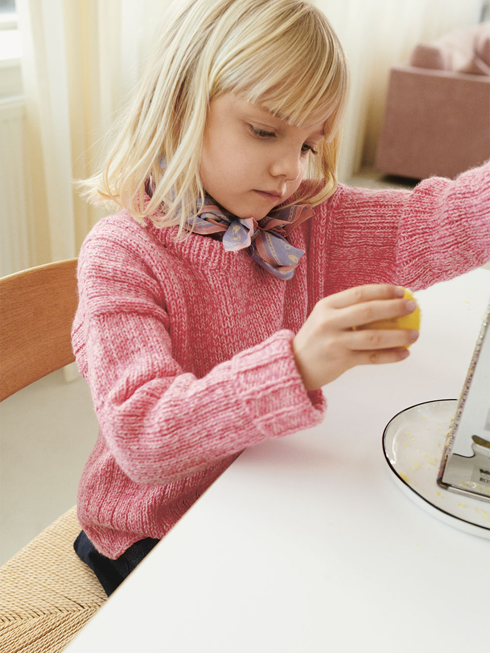 2401 - Mykt til barn - Nr. 4 FINNICK SWEATER JUNIOR - Papir - Sandnes garn - Garntopia