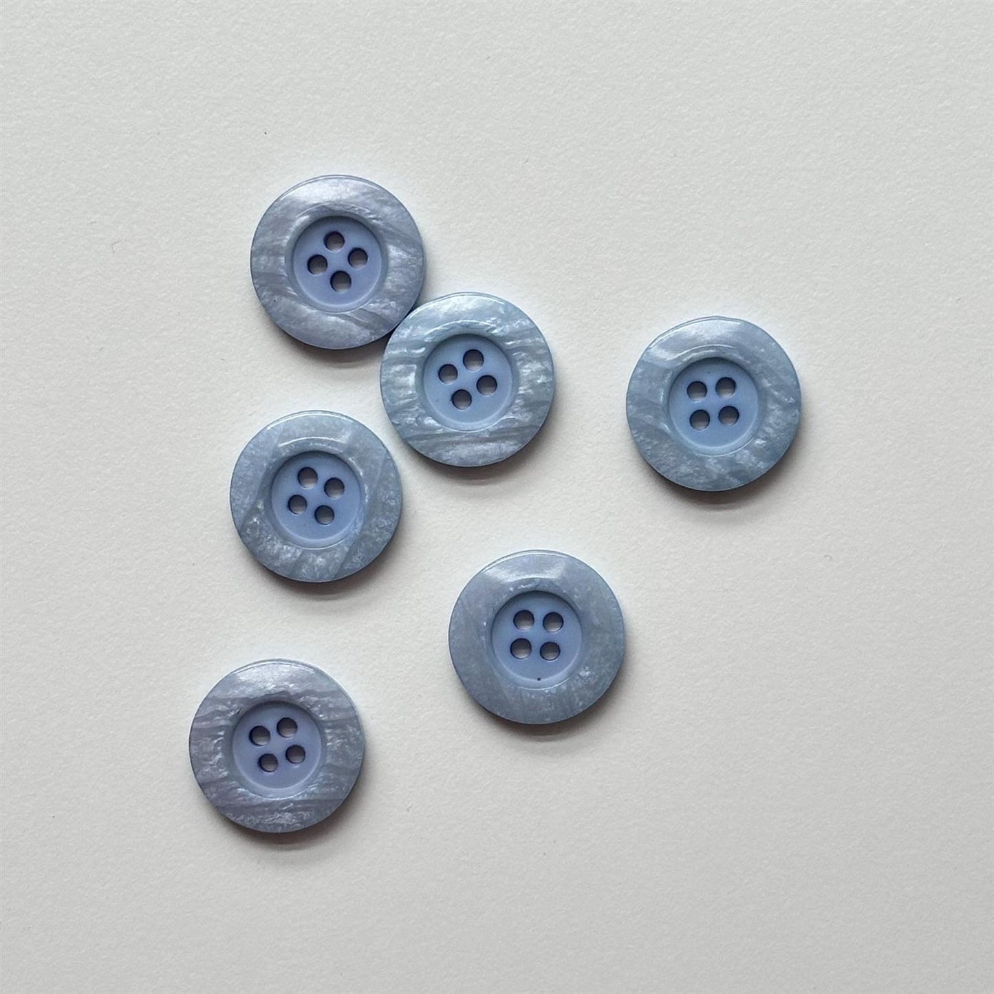 Knapp, lys blå - 20 mm - Hjelmtvedt - Garntopia