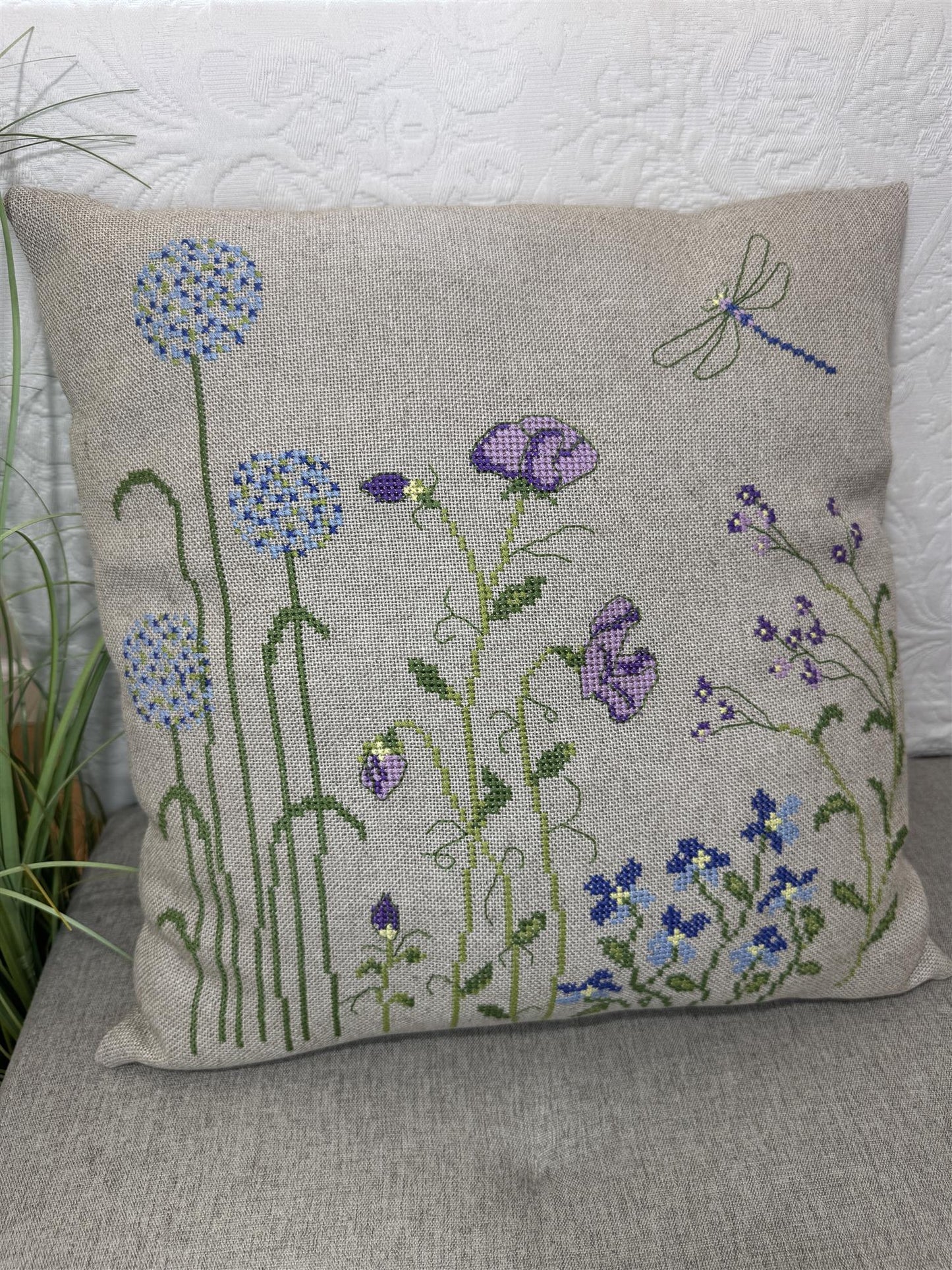 2052-2 Blue flowers square - pute 45x45 cm - PompStitch - Garntopia