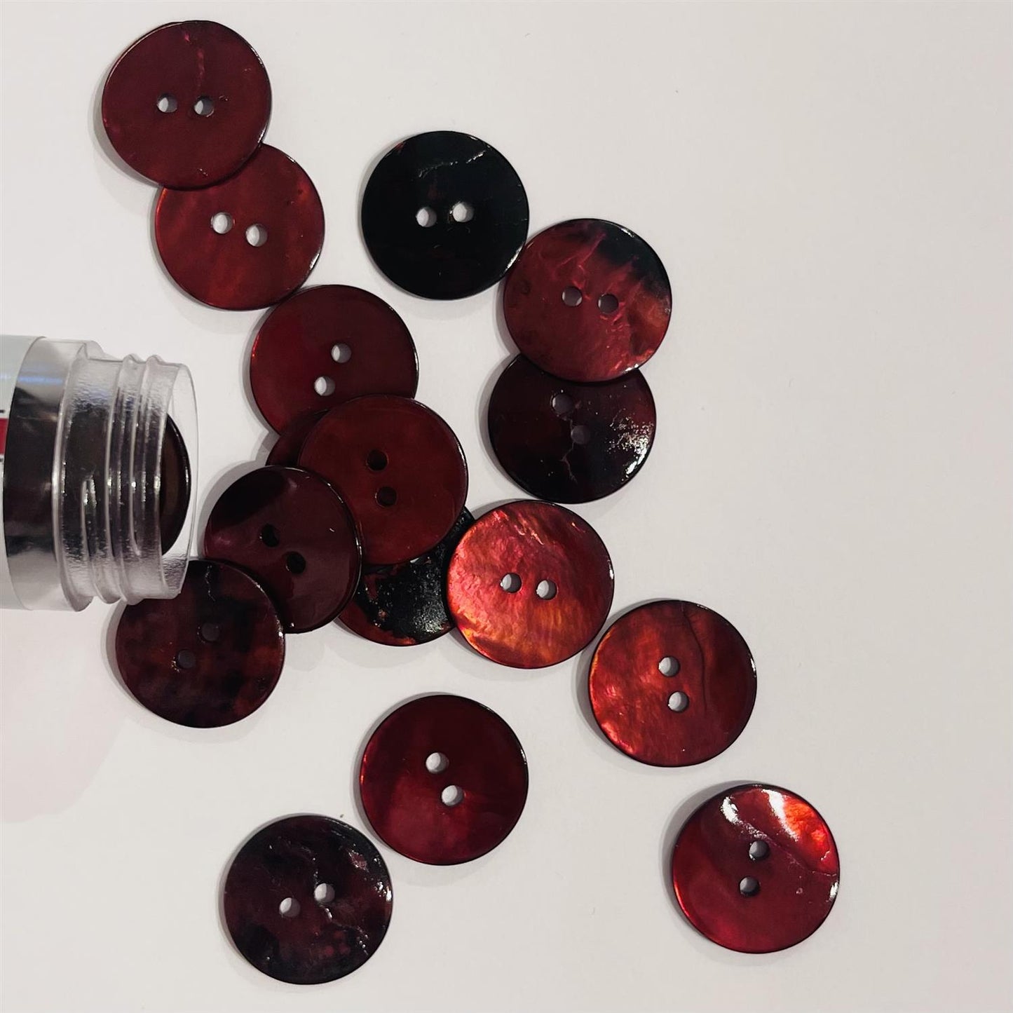 Perlemorknapper Vinrød - 20 mm - Ukjent - Garntopia