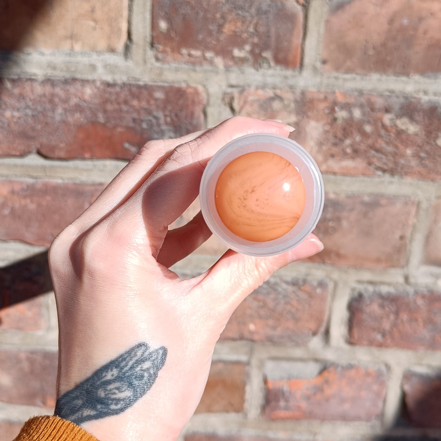 Stor Plastknapp  Brun - 25 mm - Villy Jensen - Garntopia