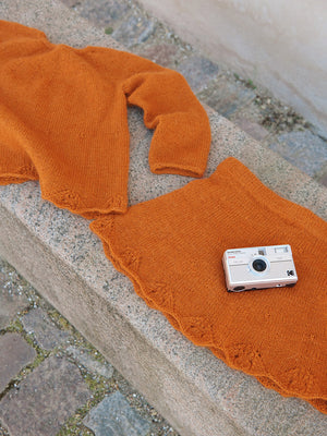 2408 - Mykt til barn - Nr. 7 AUGUSTINE SWEATER JUNIOR / AUGUSTINE SKIRT JUNIOR