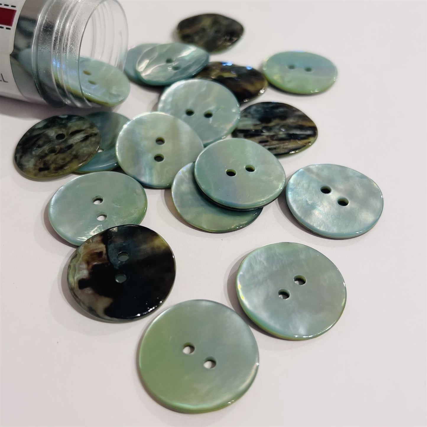 Perlemorknapp Havgrønn - 20 mm - Hjelmtvedt - Garntopia