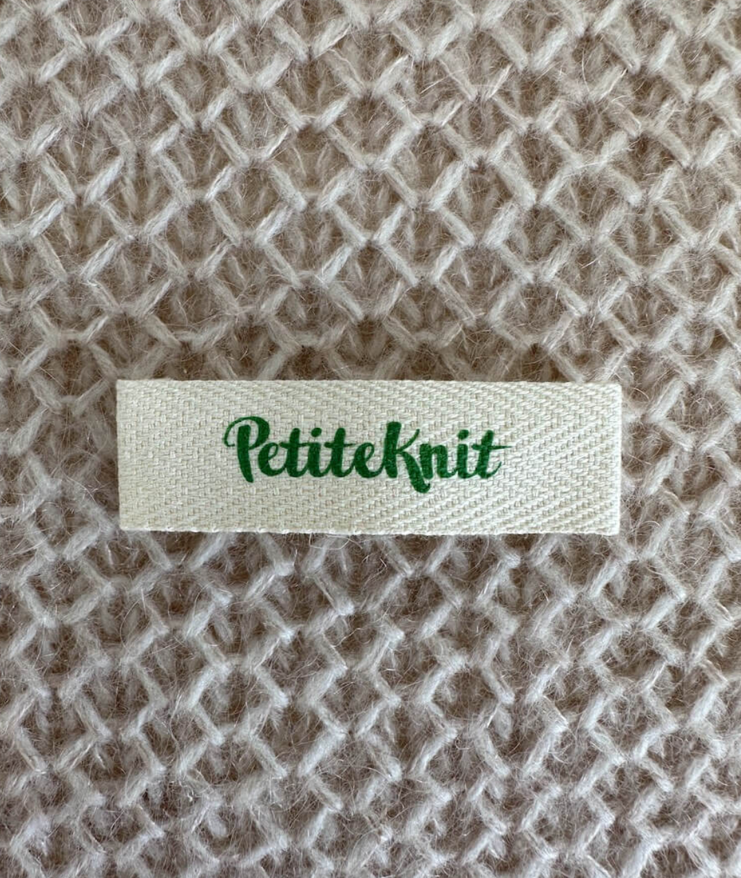 "PETITEKNIT"-LABEL Statement Green - PetiteKnit - Garntopia
