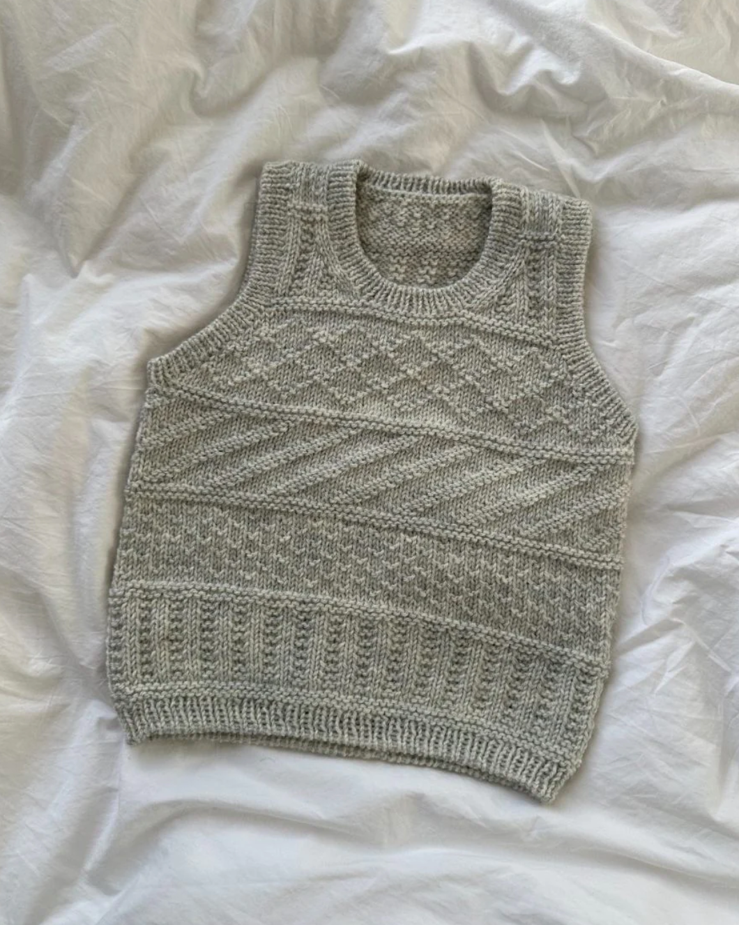 Storm Slipover Junior - Papir - PetiteKnit - Garntopia