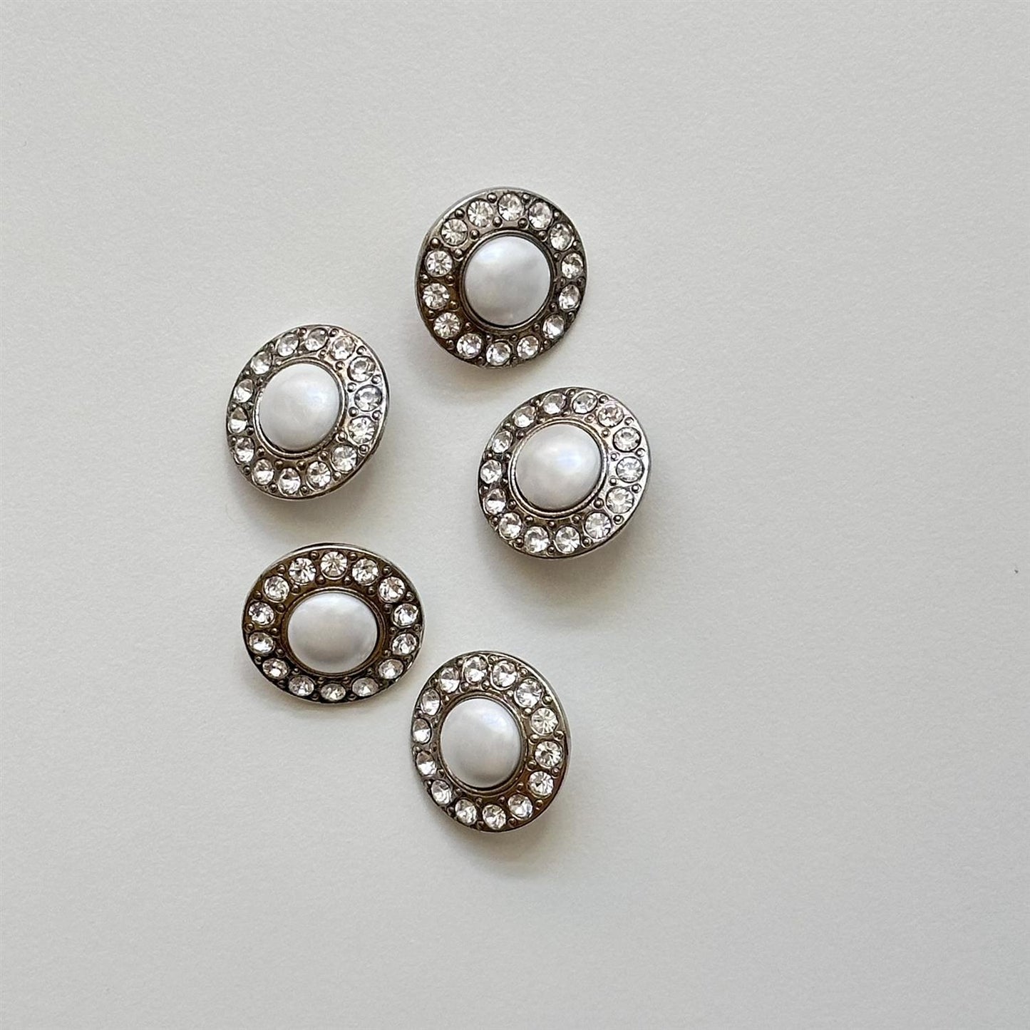 Strassknapp, sølv m/perle- 20 mm - Hjelmtvedt - Garntopia