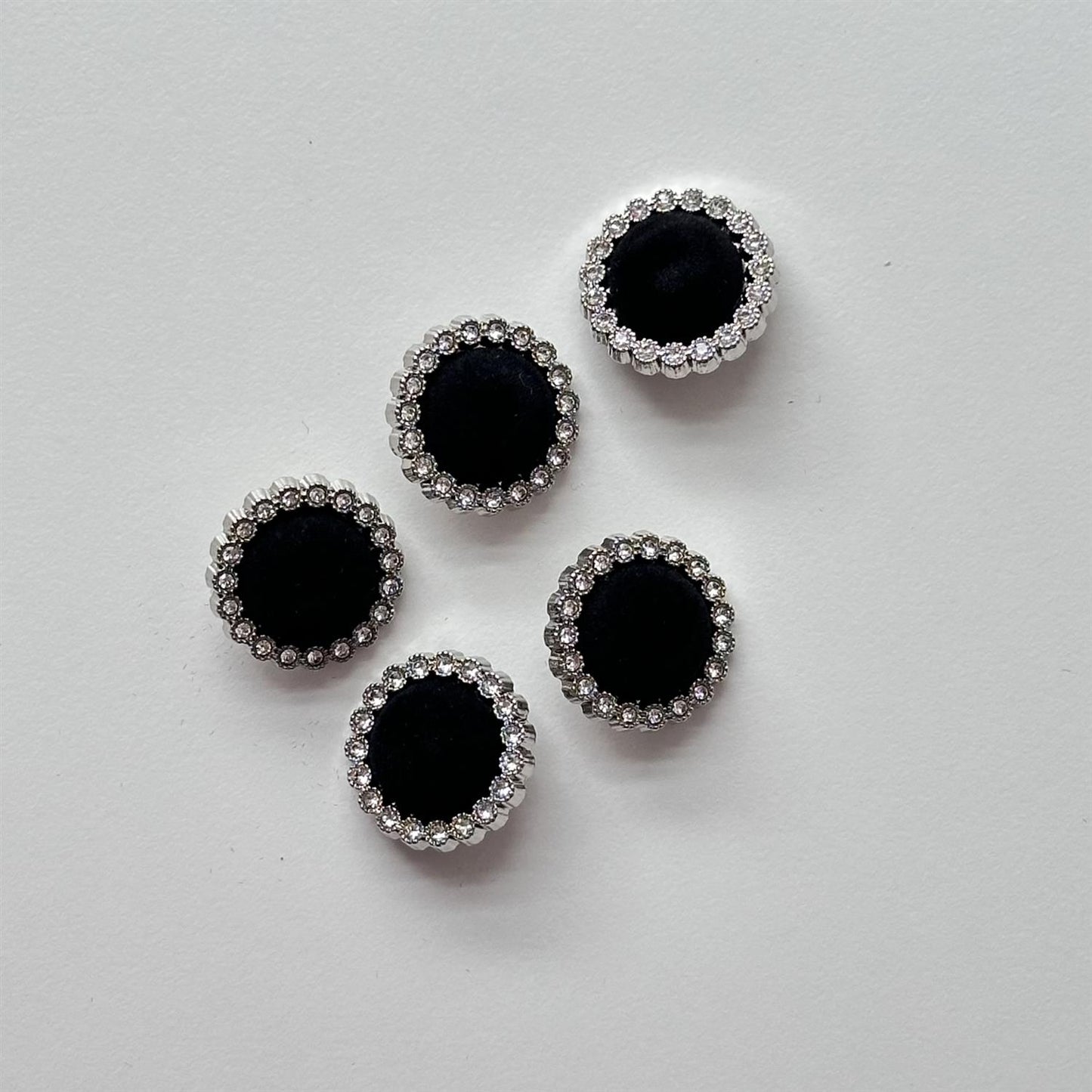 Strassknapp m/sort fløyel - 20 mm - Hjelmtvedt - Garntopia