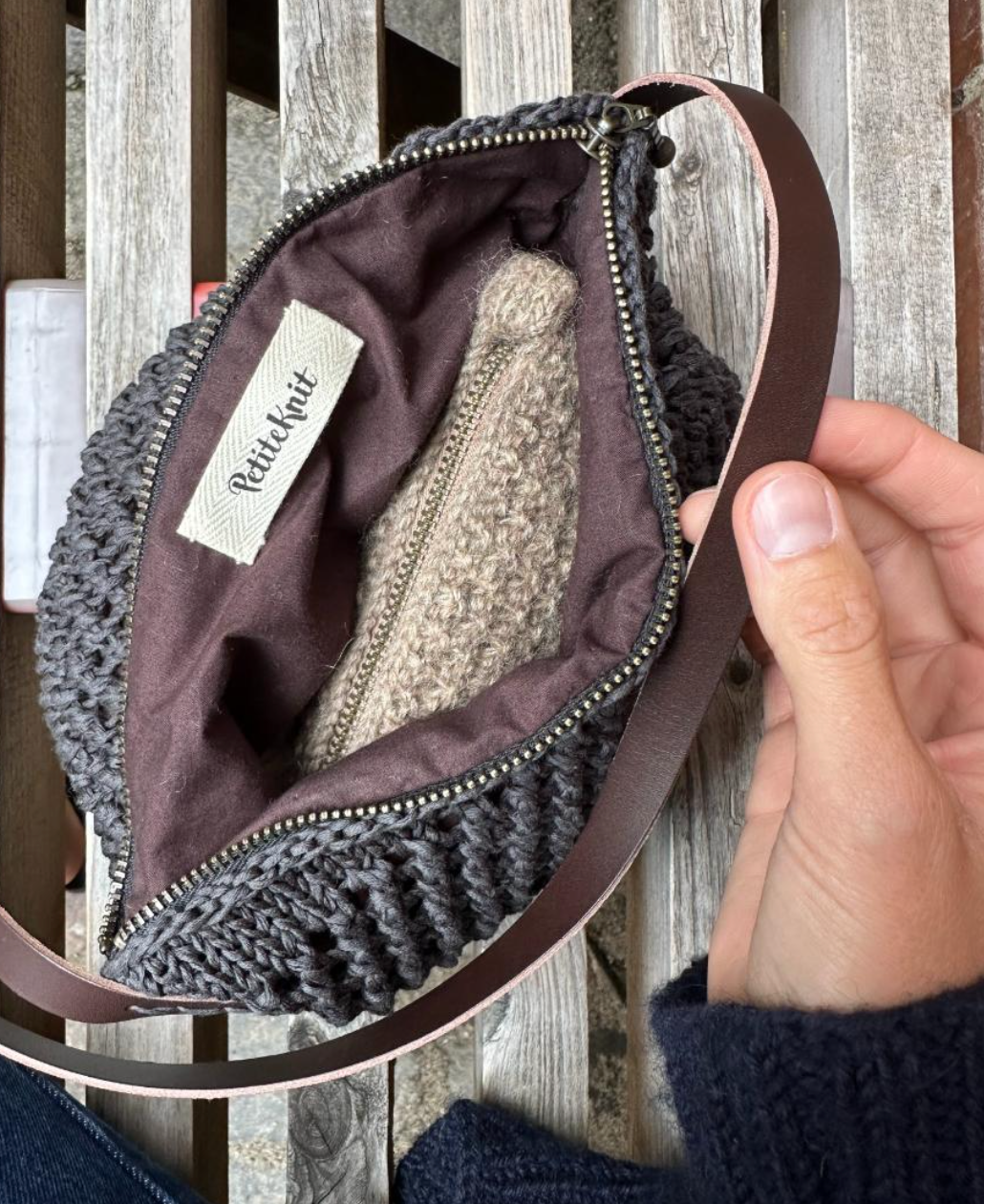 FOR TIL VESKE MED RUND BUNN - OMKRETS 48 CM - BRUN - PetiteKnit - Garntopia