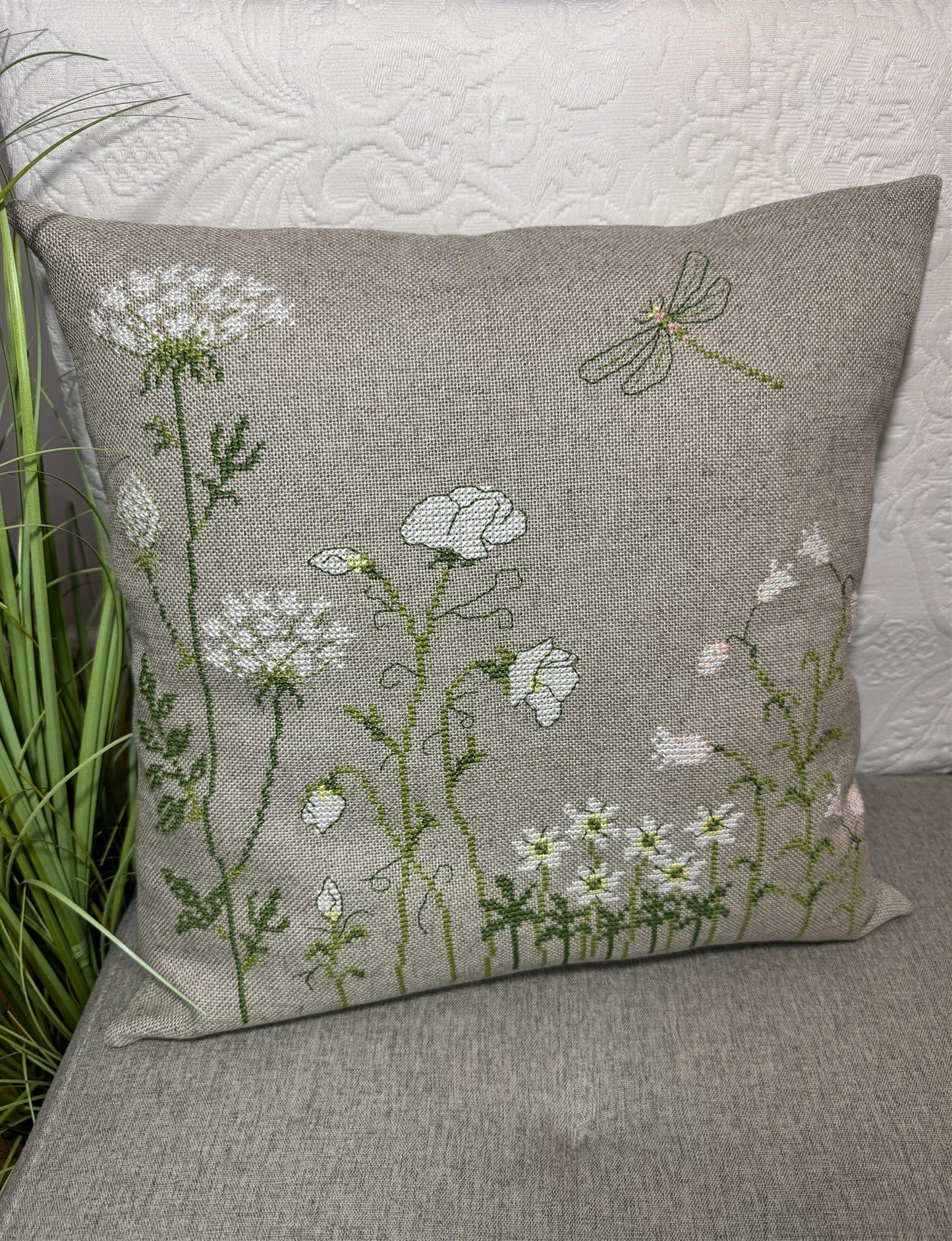 2052-1 Wild on purpose square - pute 45x45 cm - PompStitch - Garntopia