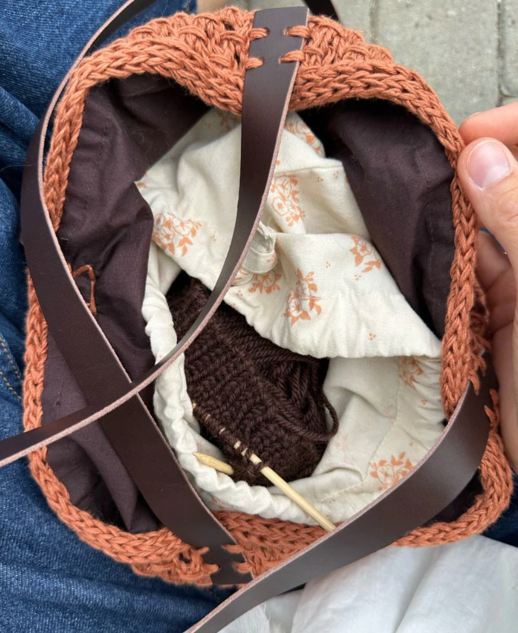 FOR TIL VESKE MED RUND BUNN - OMKRETS 68 CM - BRUN - PetiteKnit - Garntopia